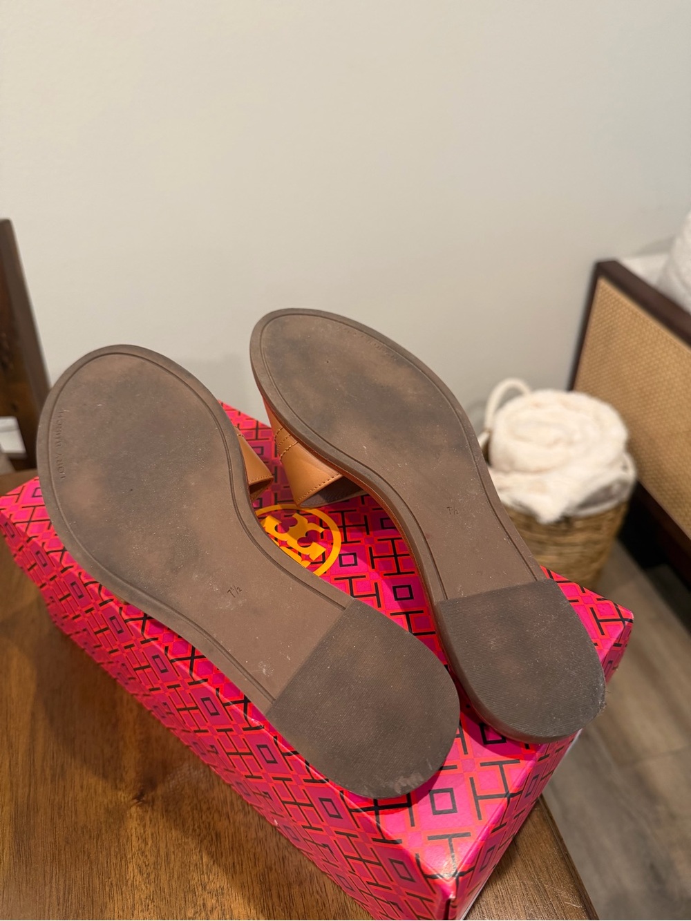 Tory Burch Everly brown Leather Slide Sandals with Gold Logo - Picture 3 of 3